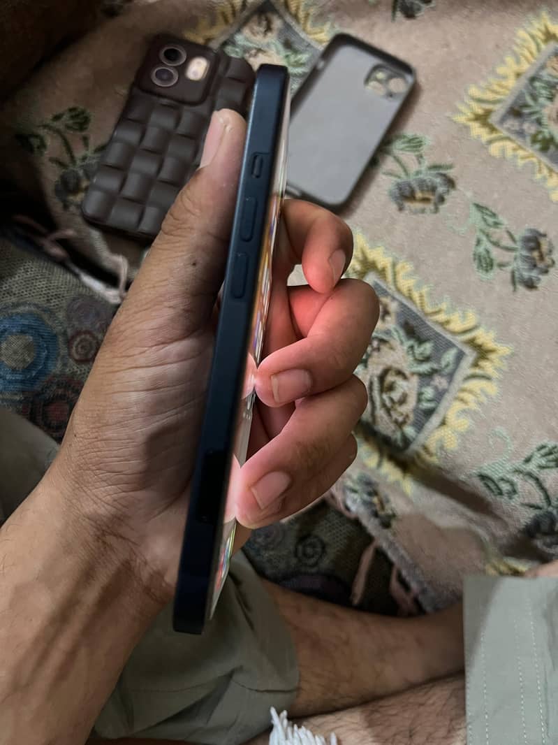 Apple iPhone 13 2