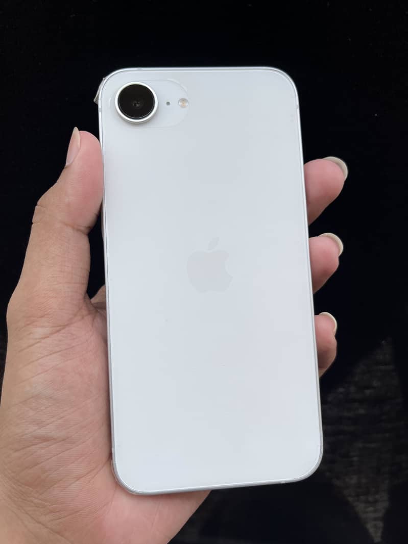 Apple iPhone 16e 1