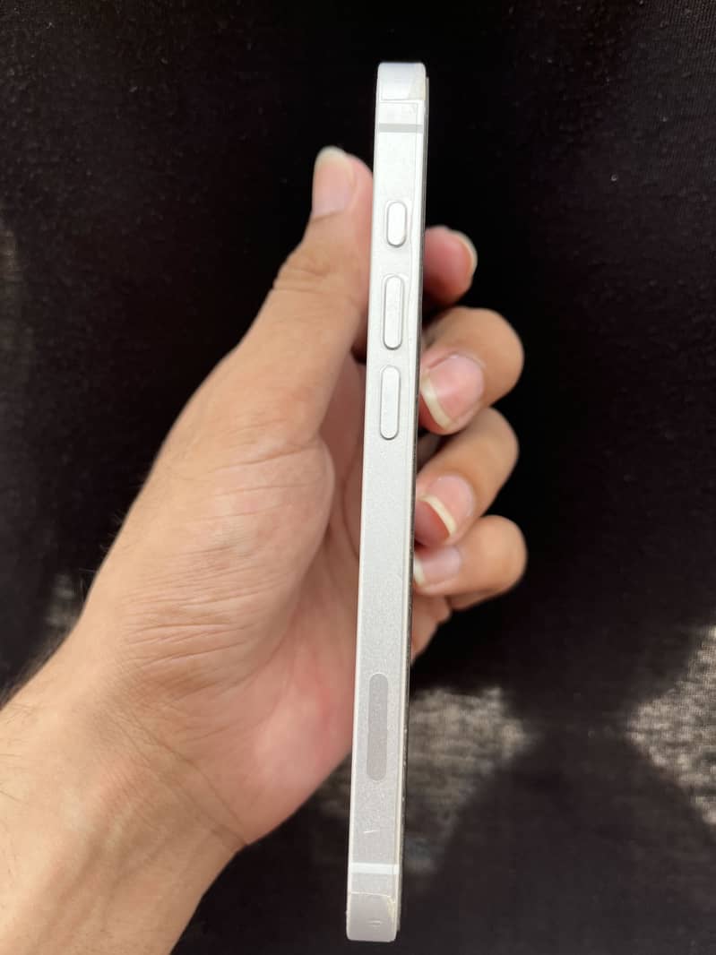 Apple iPhone 16e 3