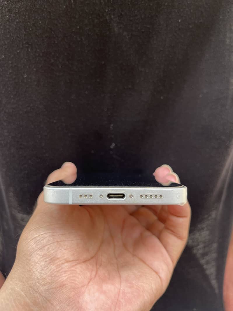 Apple iPhone 16e 4