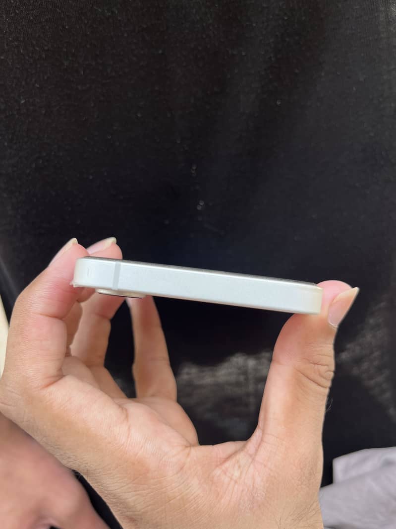 Apple iPhone 16e 5
