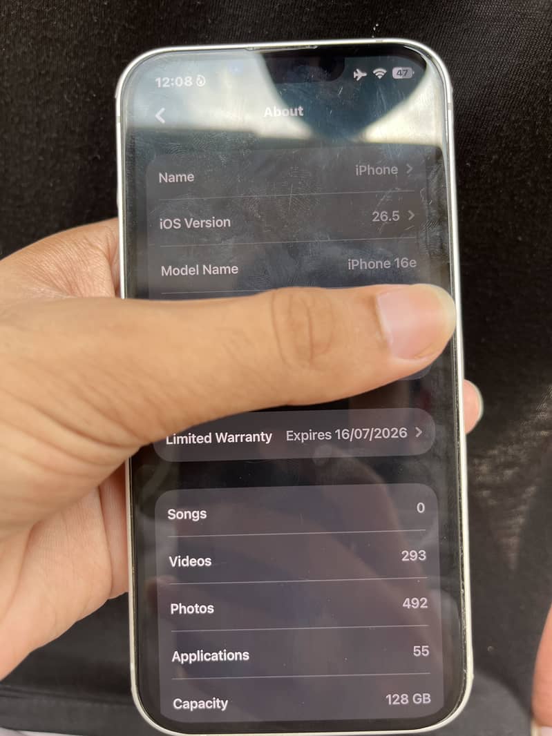 Apple iPhone 16e 7