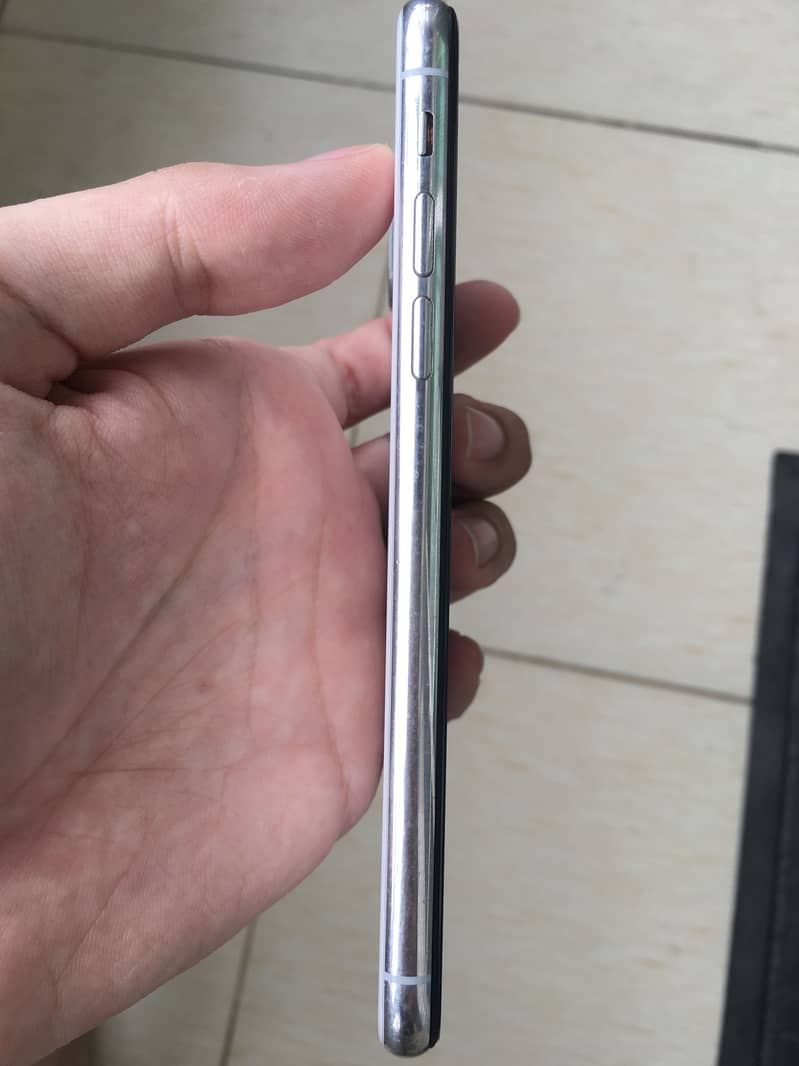 Apple iPhone X 4