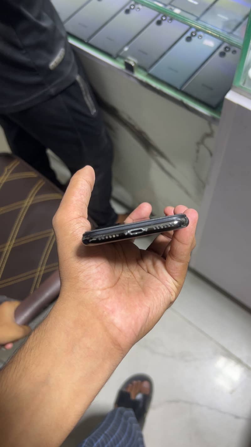 Apple iPhone X 3
