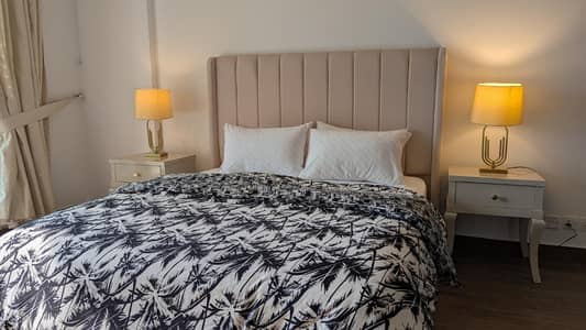 Luxury 3 Bed Apartment pentasquare DHA phase 5 par day rent