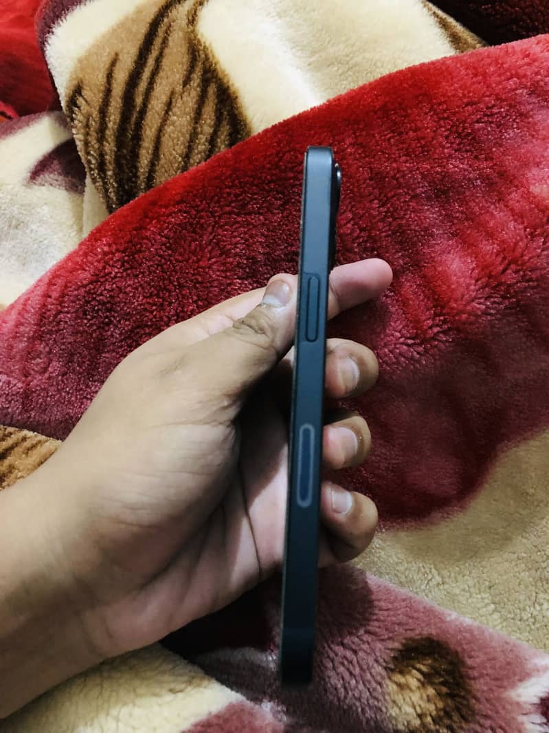 Apple iPhone 13 2
