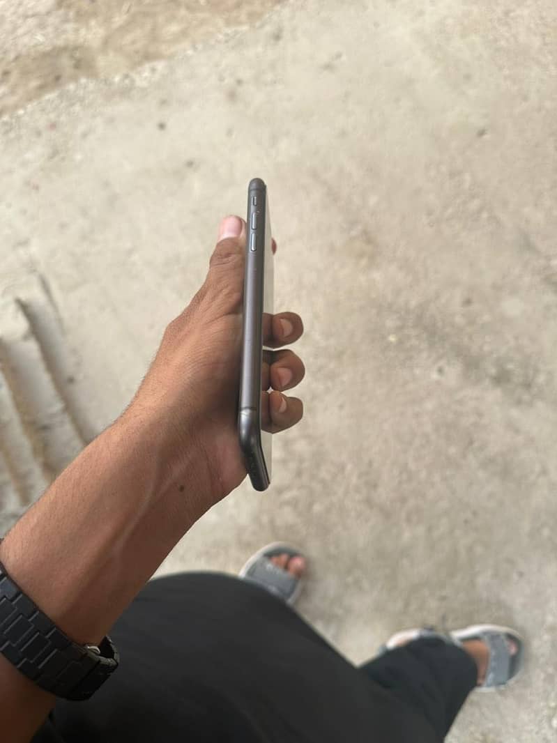 Apple iPhone 11 4