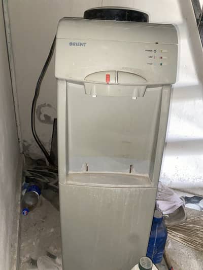 Water dispensar and refrigerator