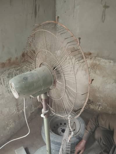 old fan h thori rough condition h body ki lkn chalta bilkul