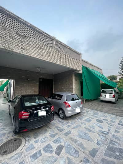 One Kanal Used Modern Design Bungalow 2 Servant Quarter In Basement For Sale At Prime Location Of DHA Lahore Near To Park Masjid & Commercial Market.
