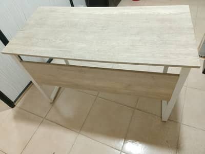 White Color Metalic Managerial Table