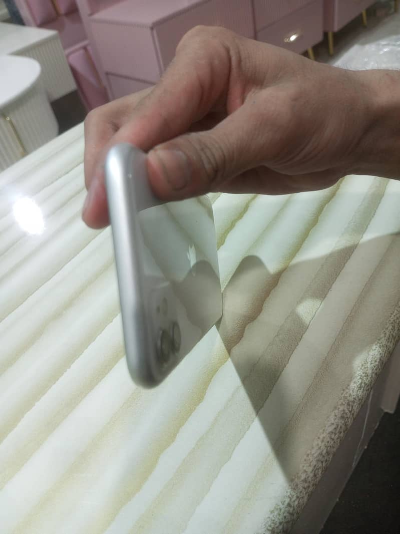 Apple iPhone 11 4