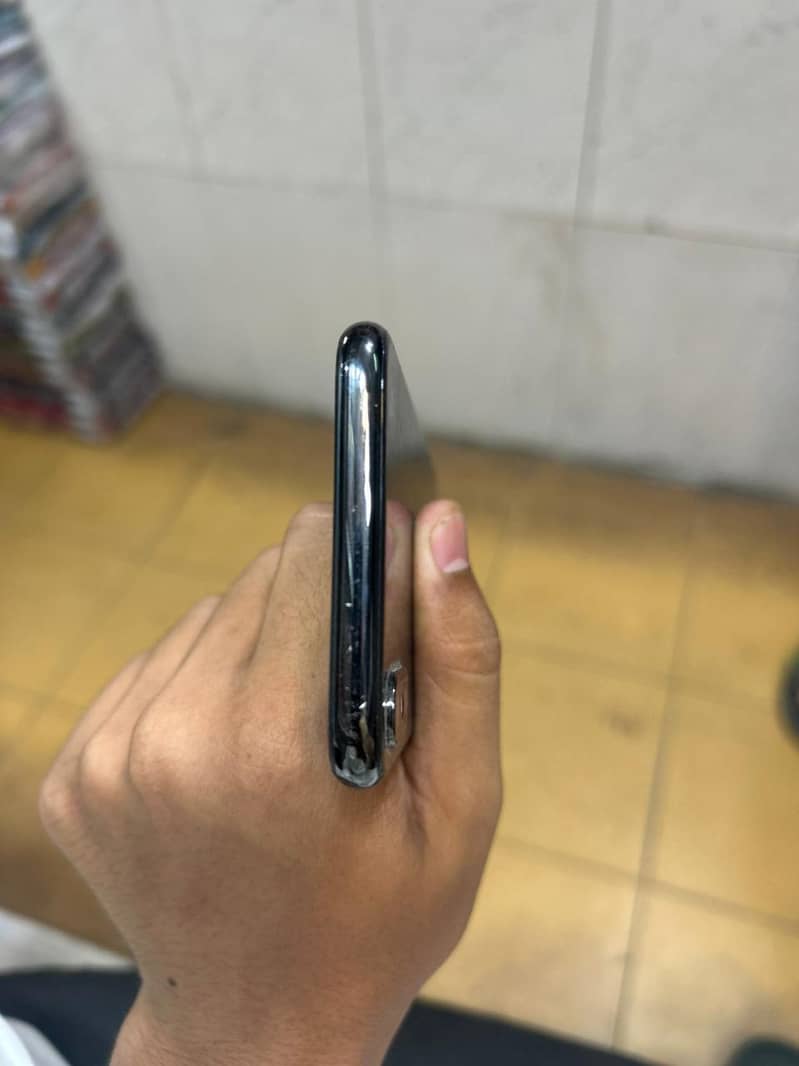 Apple iPhone X 4
