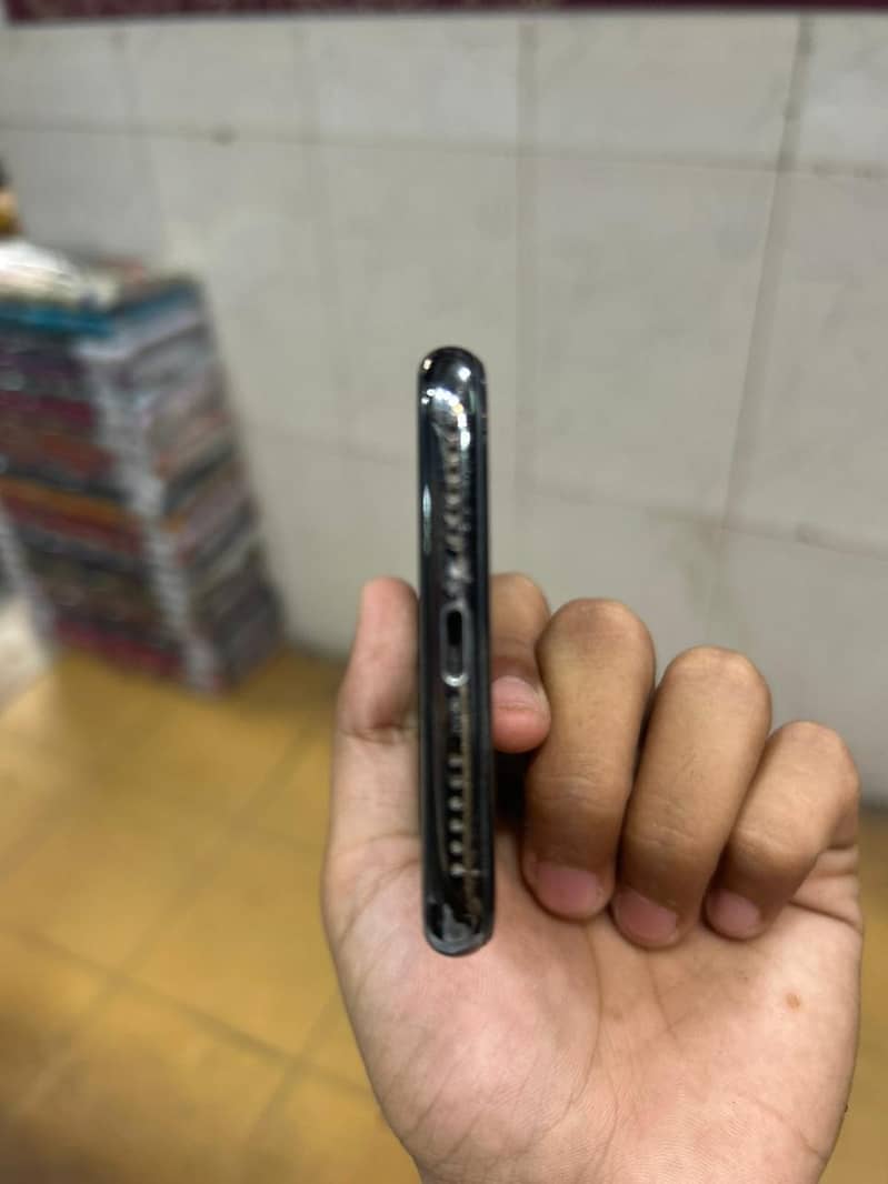 Apple iPhone X 5