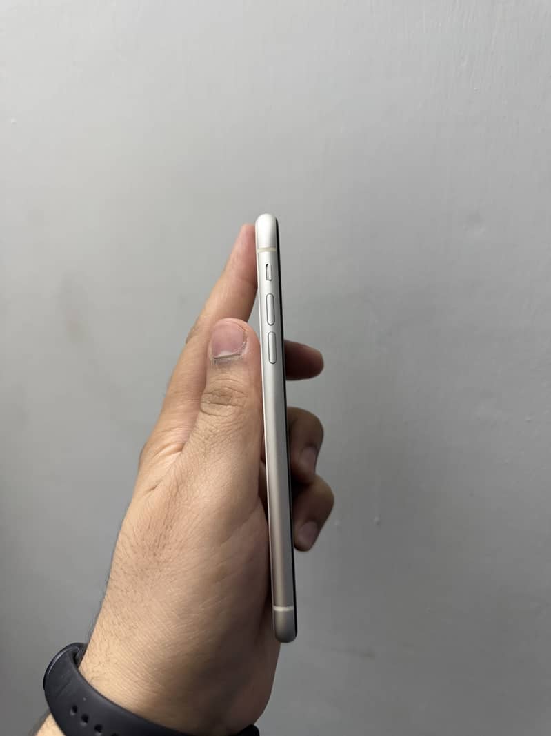 Apple iPhone 11 4