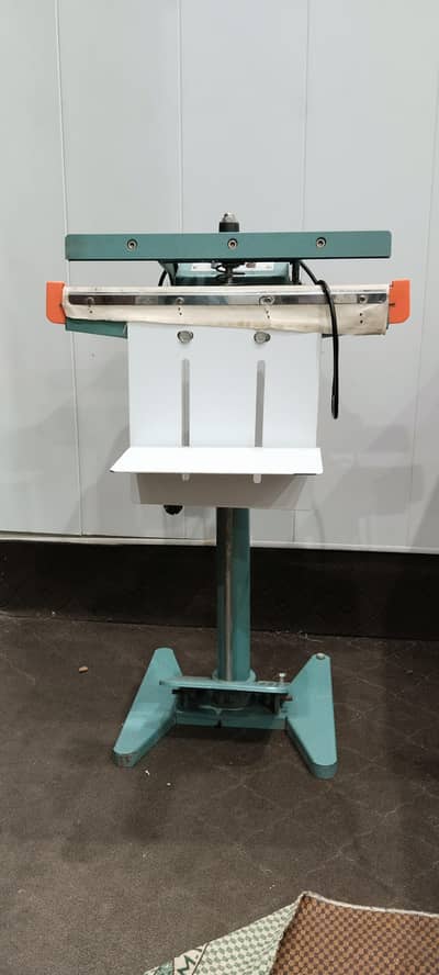 Heat sealing machine