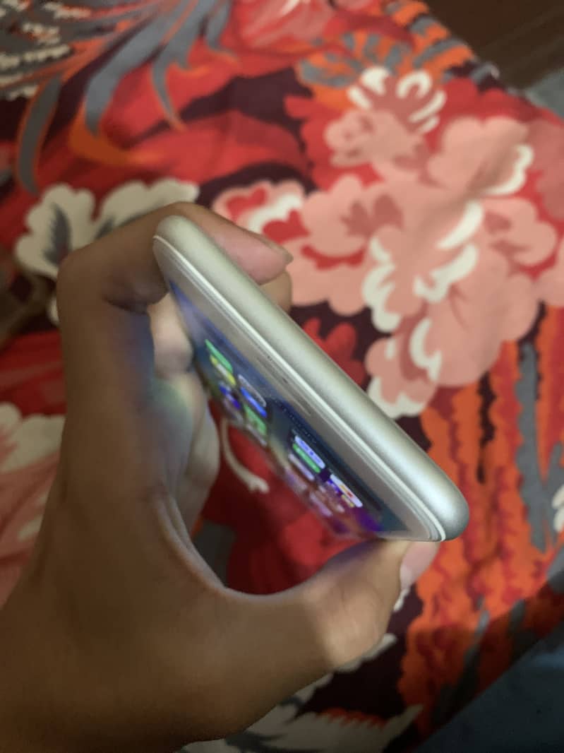 Apple iPhone 8 Plus 3