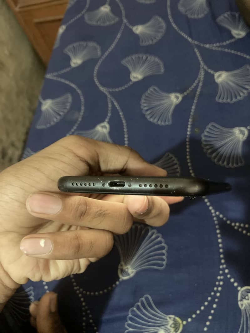 iPhone 11 4