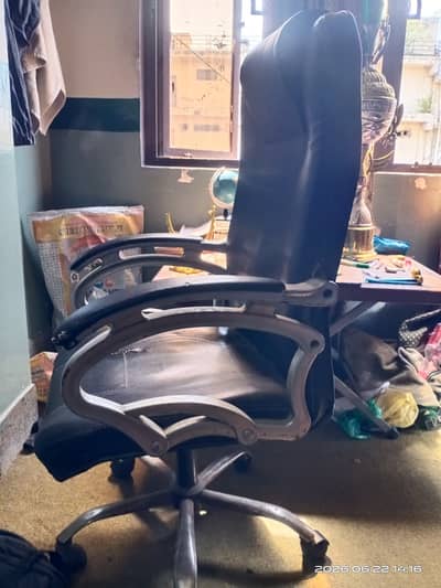 Comfortable High-Back Executive Office Chair / Revolving Desk Chair
