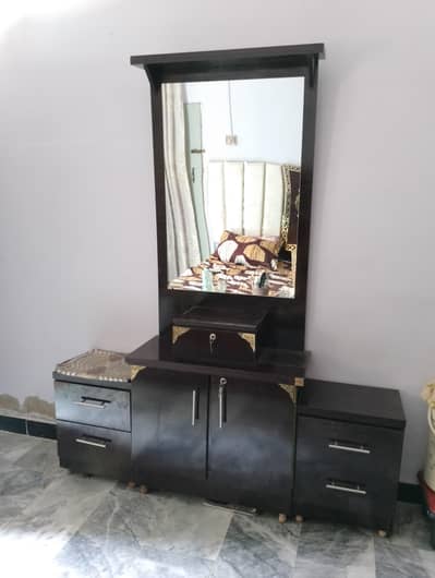 Bedroom furniture set
