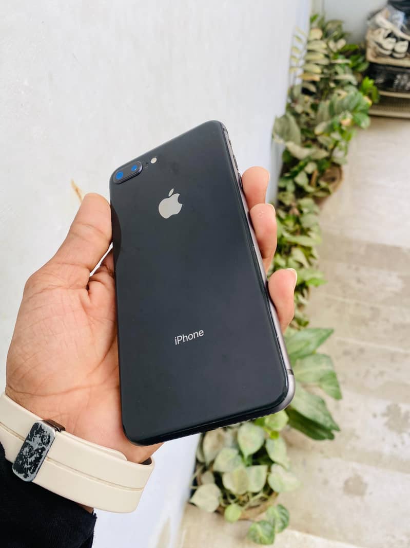 Apple iPhone 8 Plus 1