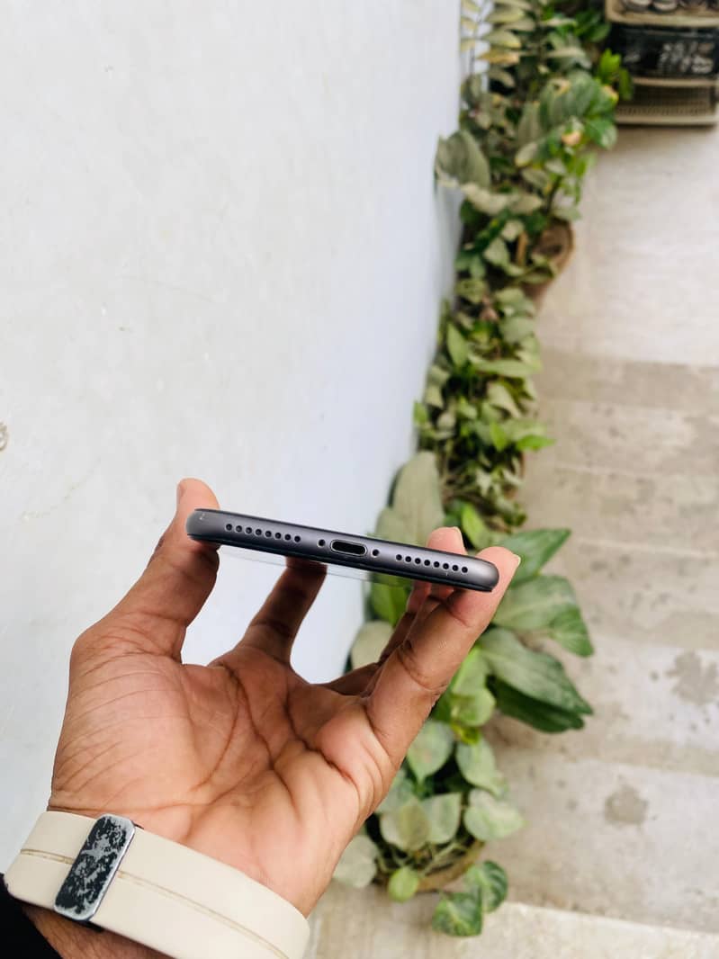 Apple iPhone 8 Plus 5