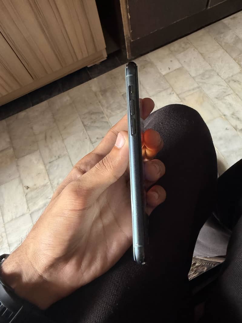 Apple iPhone 11 Pro 4