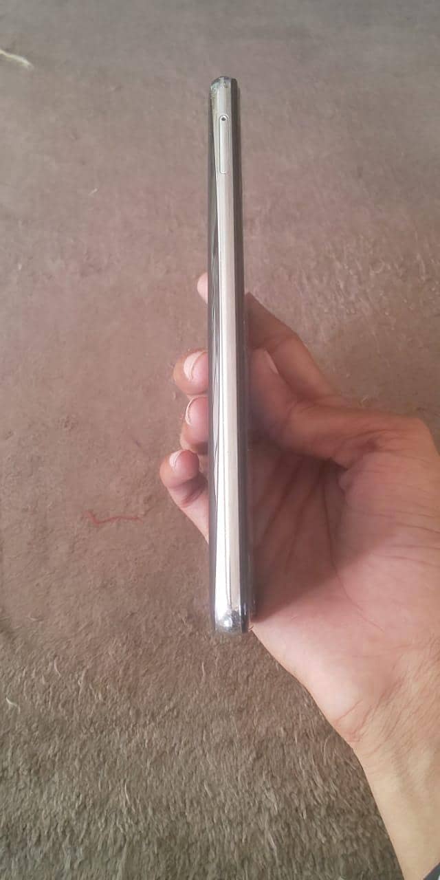 Sharp Aquos R2 4