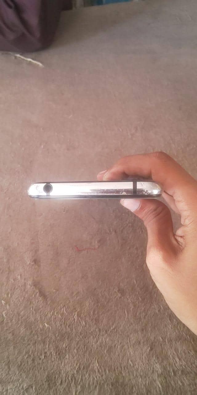 Sharp Aquos R2 5