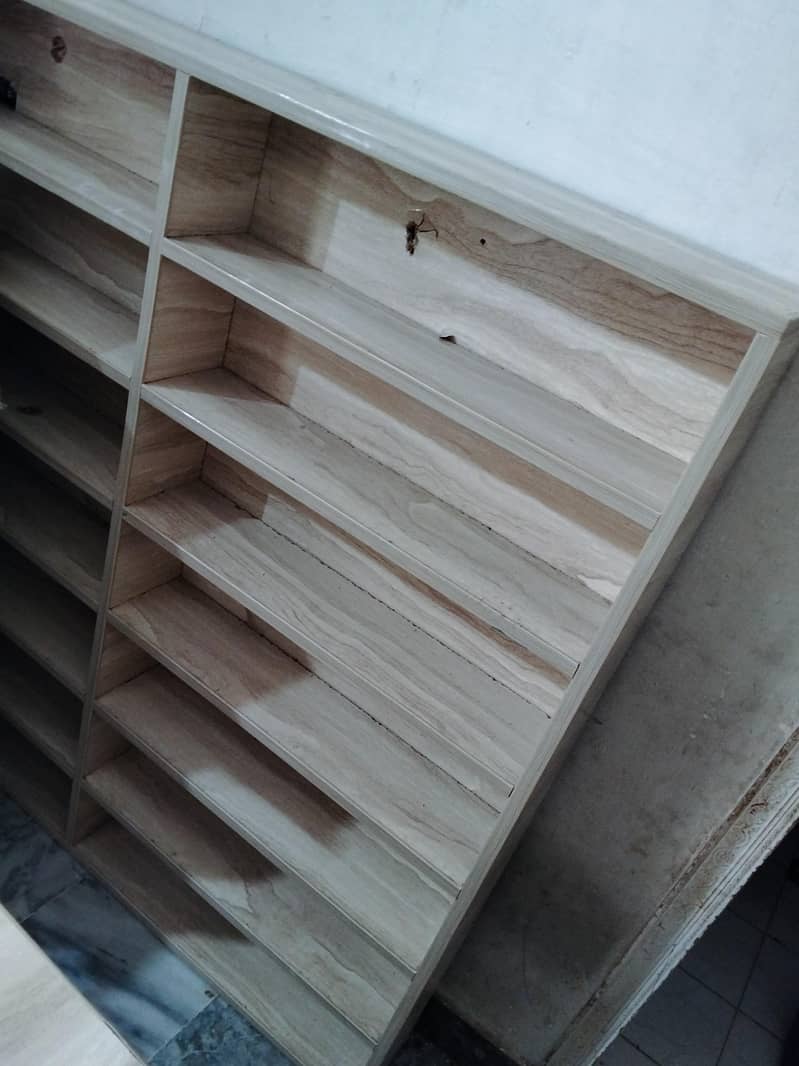 2 Same  benches  1 table 2 Racks 5