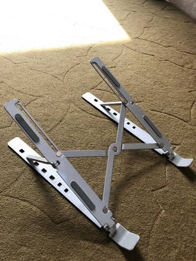 laptop charger stand  and headphones included