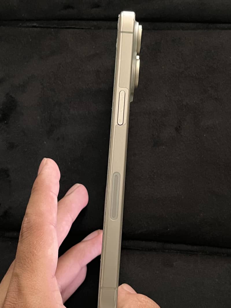 Apple iPhone 15 Pro Max 4