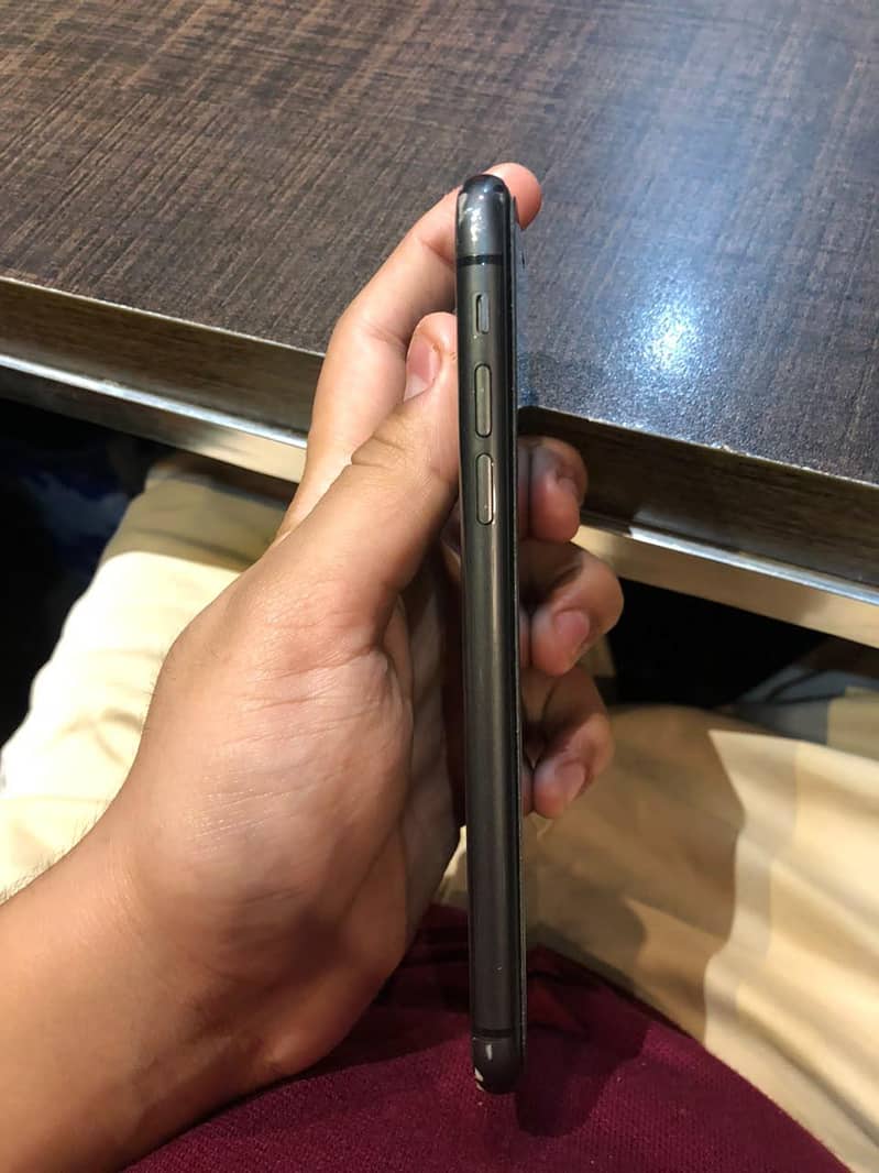 iPhone 11 4