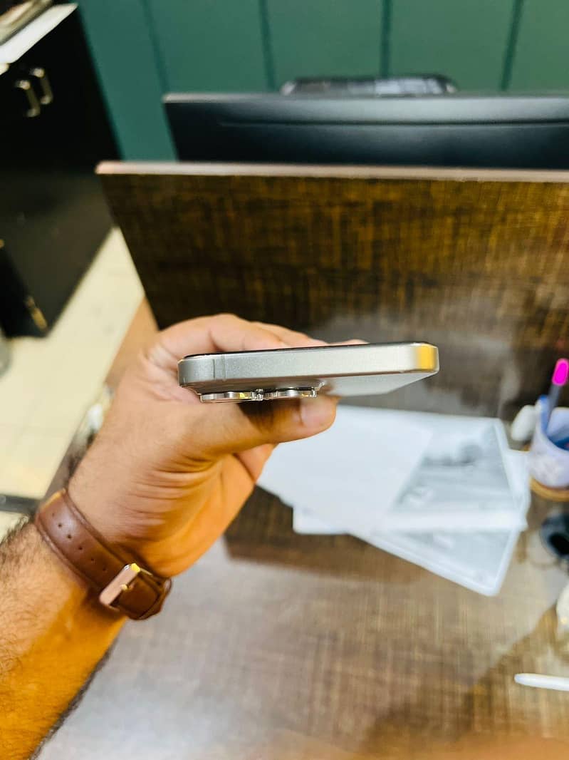 Apple iPhone 15 Pro Max 4