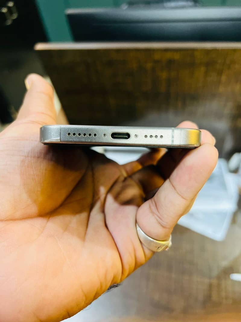 Apple iPhone 15 Pro Max 5