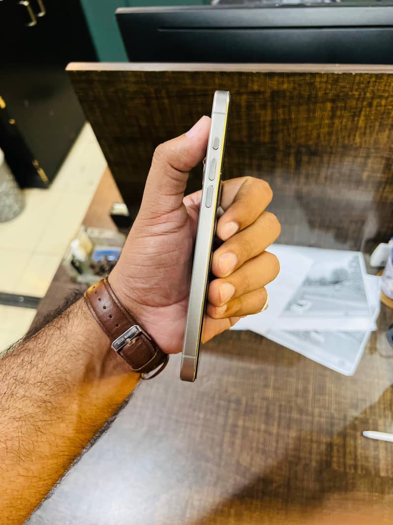 Apple iPhone 15 Pro Max 6