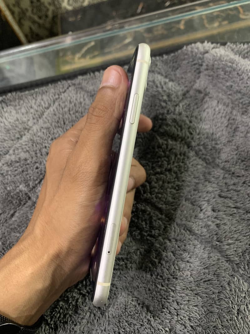 Apple iPhone 11 4