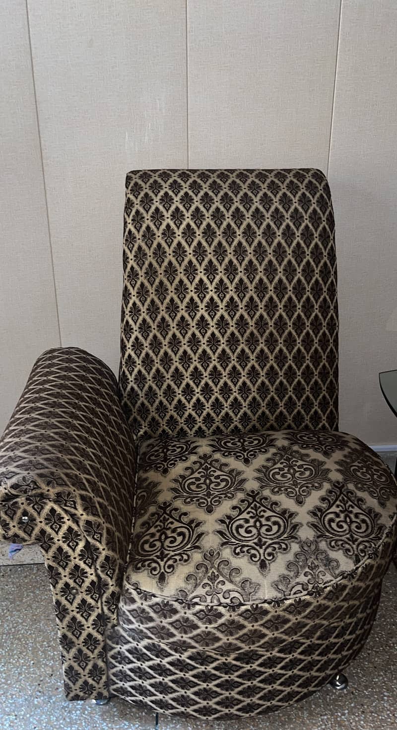 A good condition chairs set for sale 0