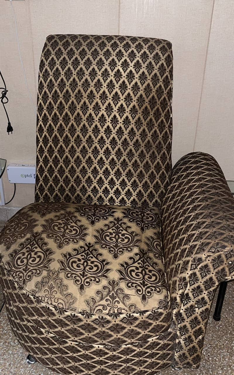 A good condition chairs set for sale 1