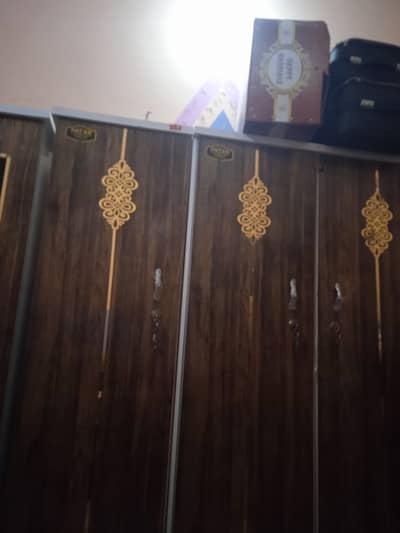 Bad used hai or 1 lakri toti hai