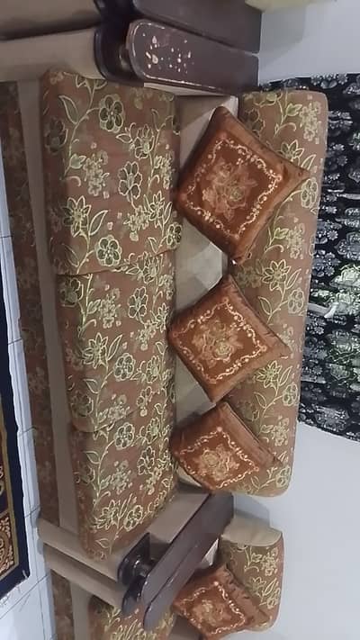 5 seater sofa set with cushions.