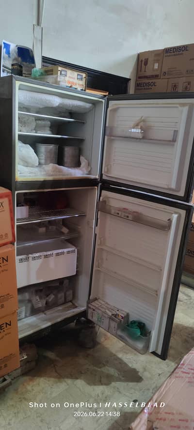 DAWLANCE BIG REFREGERATOR