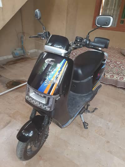 UNITED 70CC Electric Scooty
