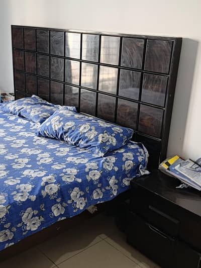 bed 2 site tables whit mattress