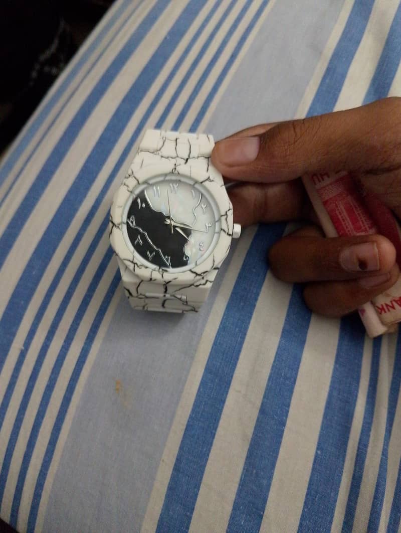 Aura watch 0