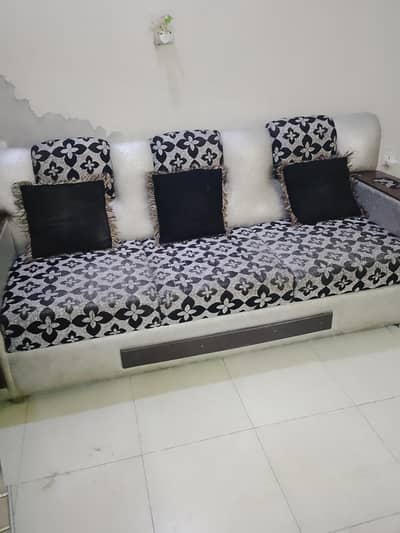 good condition soffa set with cushions