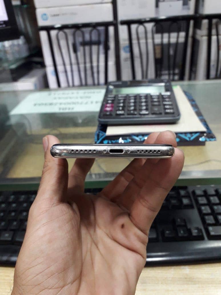 Apple iPhone X 5