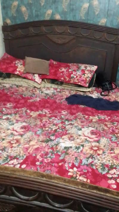 king size wooden bed