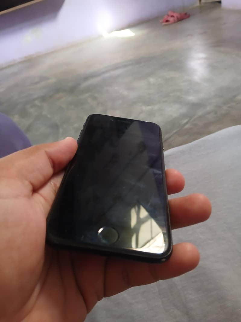 Apple iPhone 7 1