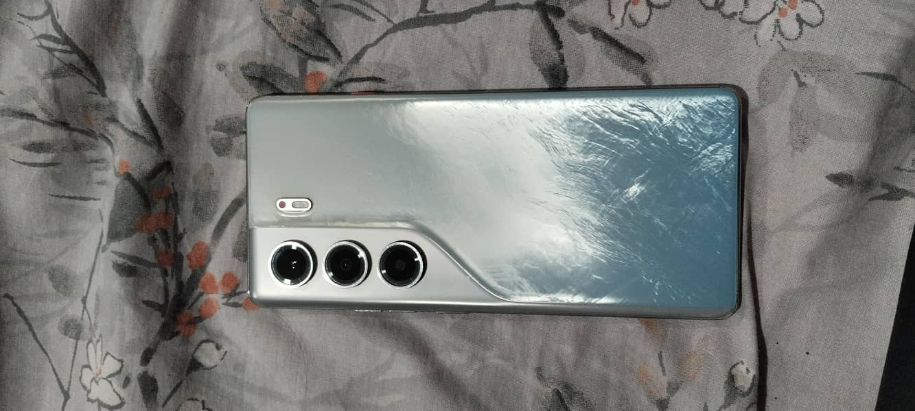 Tecno CAMON 40 Pro 1